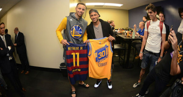 Soccer star Neymar swaps shirt with Steph Curry